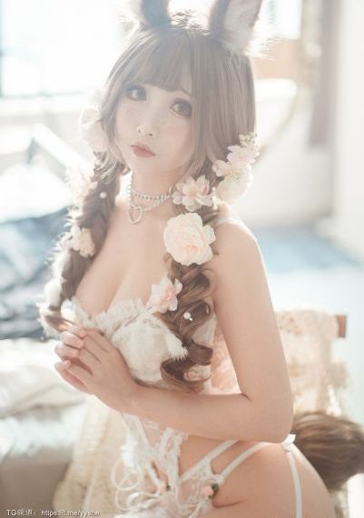 人妻扶着巨茎慢慢走进浴室_1080免费在线观看